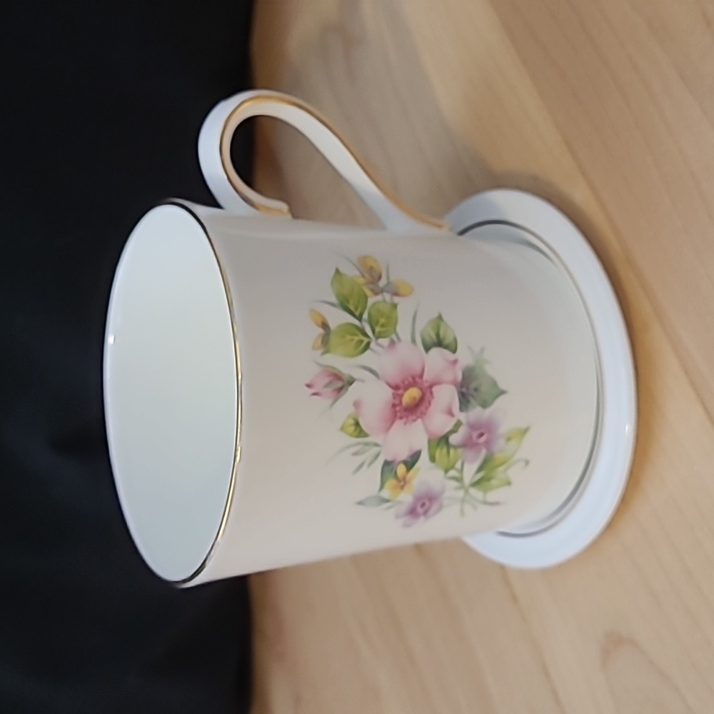 Oakley China Ltd. Elegant White Floral Mug with Gold Trim